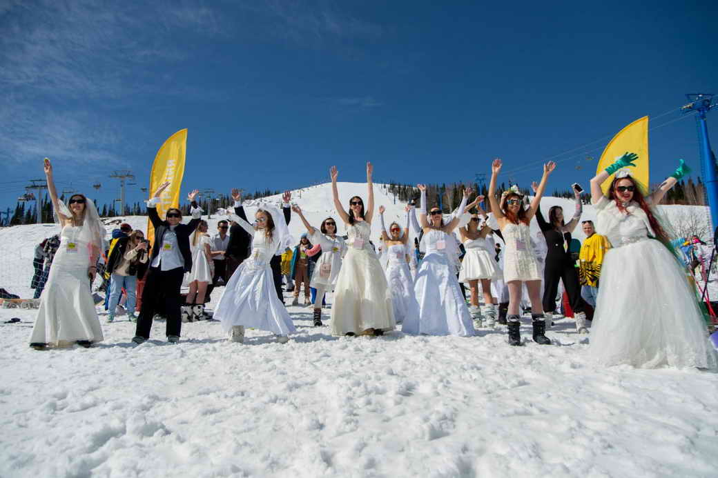 Две пары заключили брак на фестивале «ГрелкаФест – 2024» в Шерегеше
