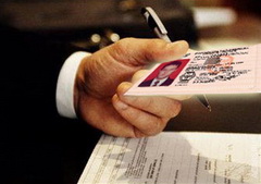Управлять транспортным средством по подложному водительскому удостоверению противозаконно