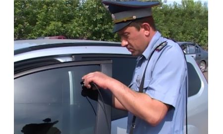 В Кемерово задержали бесправника на тонированной машине 