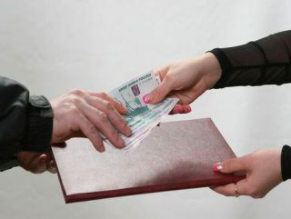 Штраф в размере 500 тысяч рублей за пособничестве во взятке