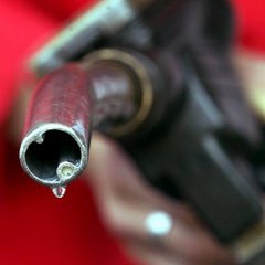 Тулеев попросил вмешать в ценовую ситуацию на топливном рынке