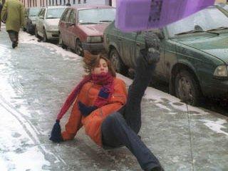 В связи с погодными условиями сотрудники ГИБДД по Кемеровской области просят водителей и пешеходов соблюдать особую осторожность на дорогах