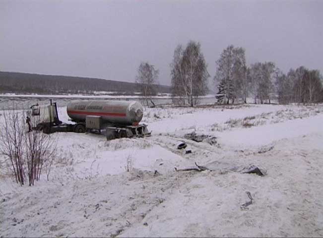 В столкновении иномарки и грузового автомобиля погиб человек