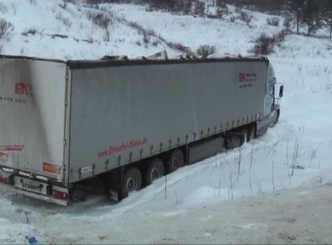 Сотрудники ГИБДД Новокузнецкого района оказали помощь водителю фуры, съехавшей в кювет