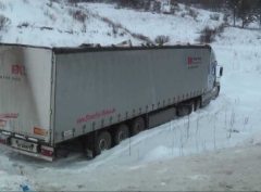 Сотрудники ГИБДД Новокузнецкого района оказали помощь водителю фуры, съехавшей в кювет