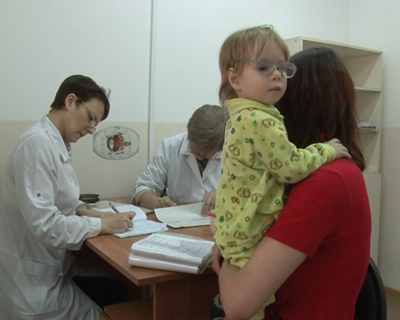 В Калтане областные офтальмологи провели 17 операций по замене хрусталика глаза