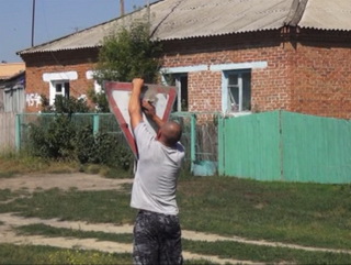 В Кузбассе мужчина срывал зло на дорожных знаках