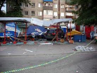 Пьяный водитель въехал в автобусную остановку в Кемерово, погиб пешеход