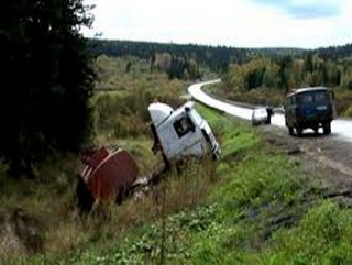В Кузбассе на трассе опрокинулся бензовоз с топливом