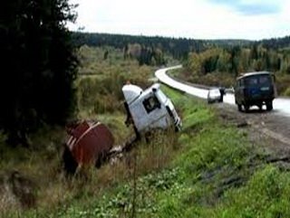 В Кузбассе на трассе опрокинулся бензовоз с топливом