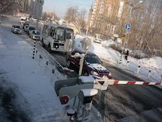 Губернатор А.Г.Тулеев просит разобраться по фактам длительных задержек автотранспорта на железнодорожных переездах 