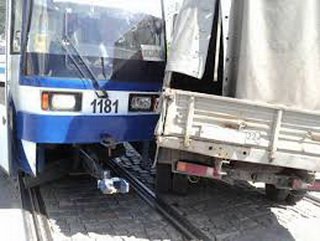 В Кемерово устанавливают обстоятельства ДТП, в результате которого пострадали трое пассажиров трамвая