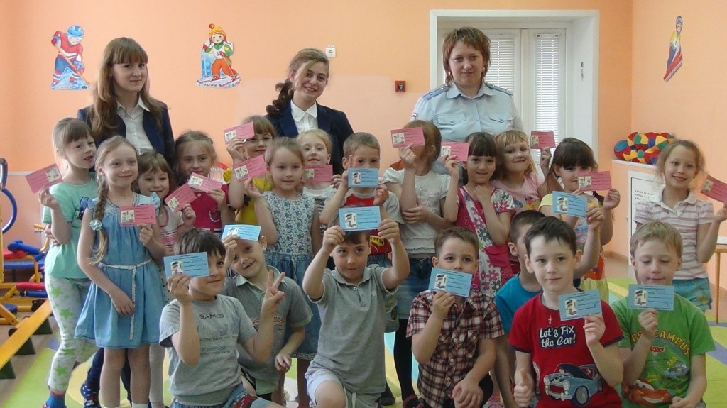 Инспекторы ГИБДД проводят профилактические мероприятия для студентов и дошкольников