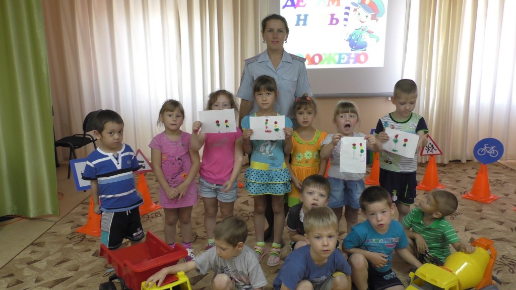 Инспекторы ГИБДД продолжают обучать юных кузбассовцев правилам дорожного движения