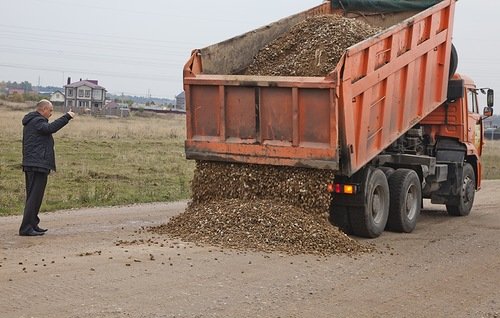 В Белово ведутся работы по отсыпке улиц частного сектора