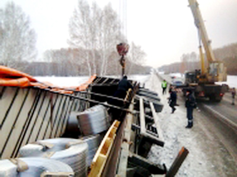 В Топкинском районе полицейские оказали помощь водителю перевернувшейся фуры