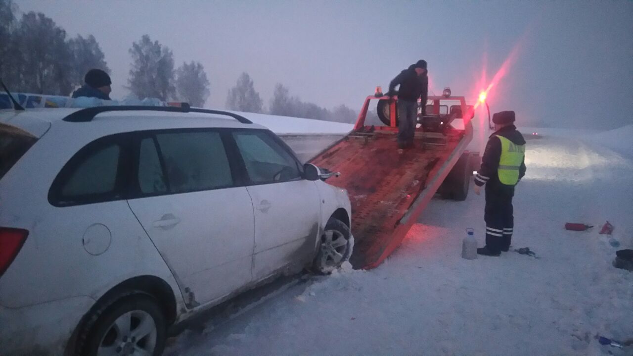 В Кемеровской области сотрудники ГИБДД оказали помощь водителю загоревшегося автомобиля В Кемеровской области сотрудники ГИБДД оказали помощь водителю загоревшегося автомобиля