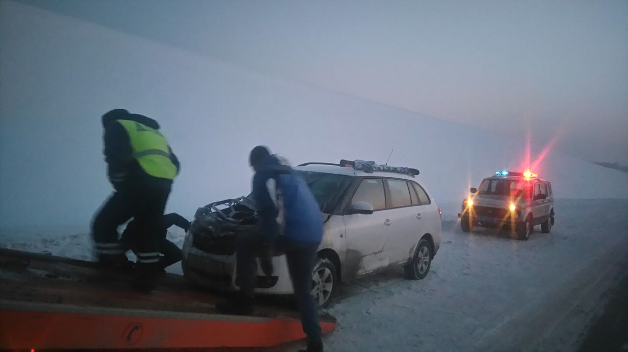 В Кемеровской области сотрудники ГИБДД оказали помощь водителю загоревшегося автомобиля В Кемеровской области сотрудники ГИБДД оказали помощь водителю загоревшегося автомобиля