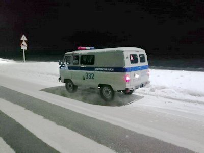 Испекторы ГИБДД оказали помощь водителю автомобиля ночью на междугородней трассе