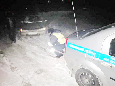 В Беловском районе сотрудники ГИБДД оказали помощь супругам с малолетними детьми
