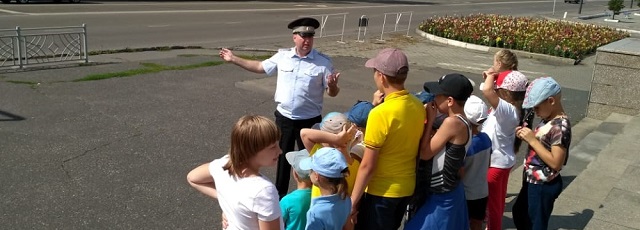 В Междуреченске инспекторы ГИБДД провели урок для воспитанников приюта