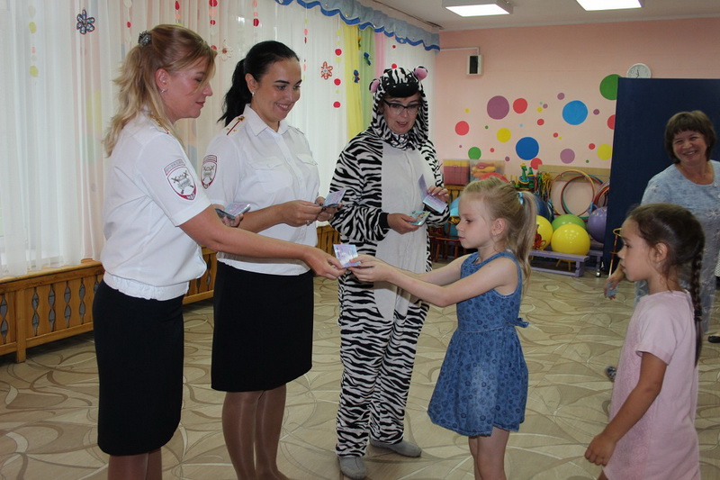 В Новокузнецке дошкольники получили удостоверения «юных водителей»