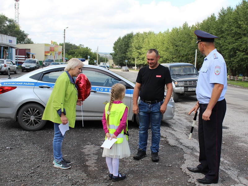 В Беловском районе полицейские и дошкольники напомнили взрослым правила перевозки детей