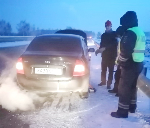 В Белово сотрудники ГИБДД помогли водителю 