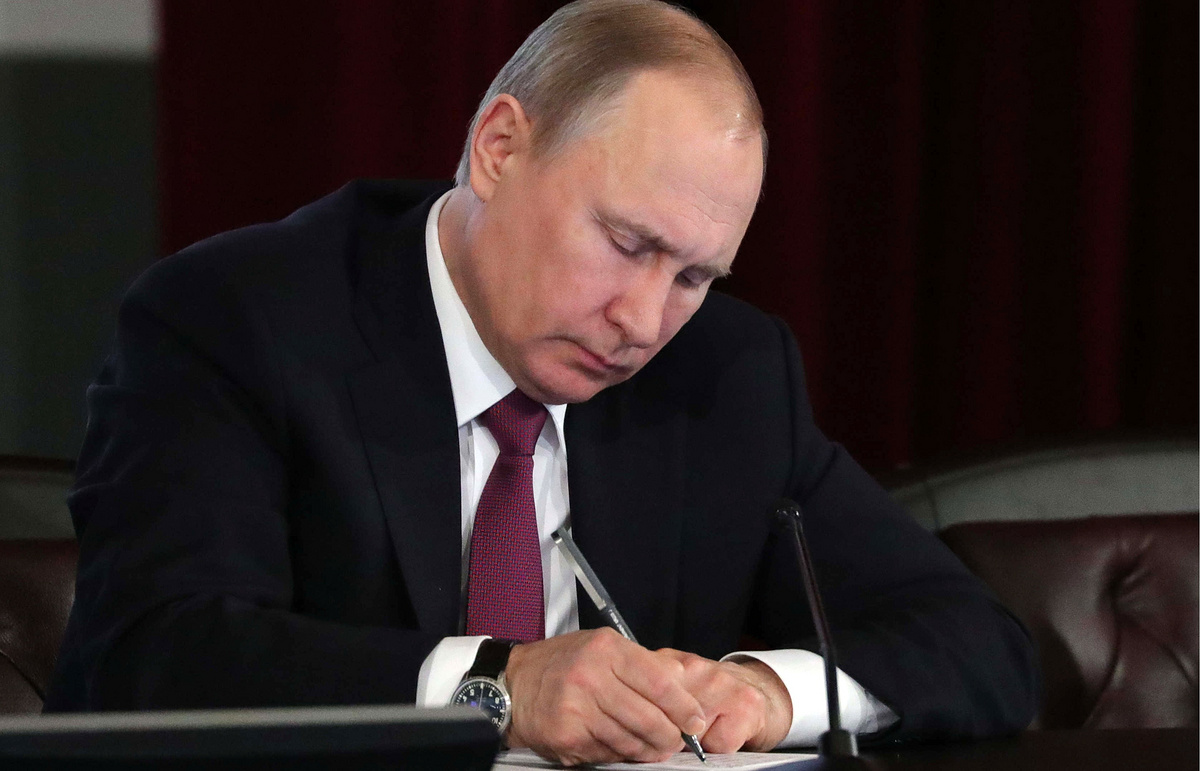 Путин подписал указ об ответных мерах на введение потолка цен на нефть из РФ