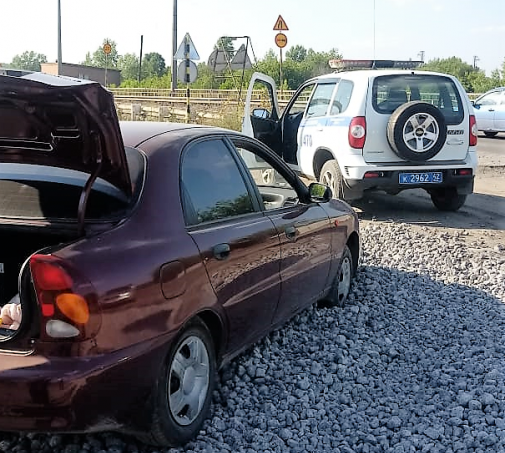 В Новокузнецком районе полицейские помогли автомобилисту на дороге