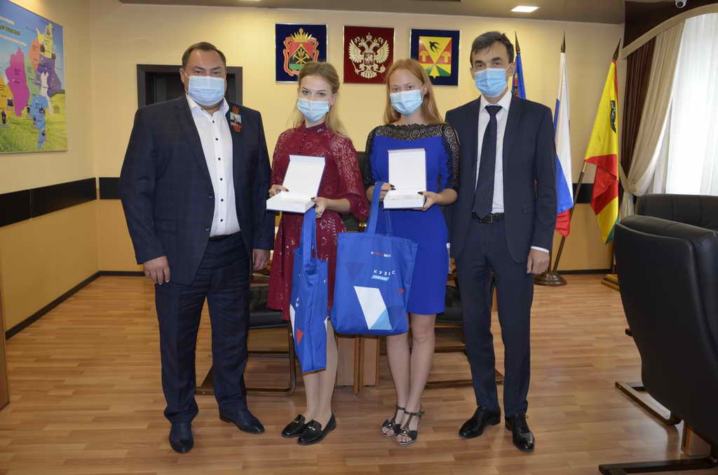 Первые выпускники кузбасских школ получили обновленные награды «Отличник Кузбасса»