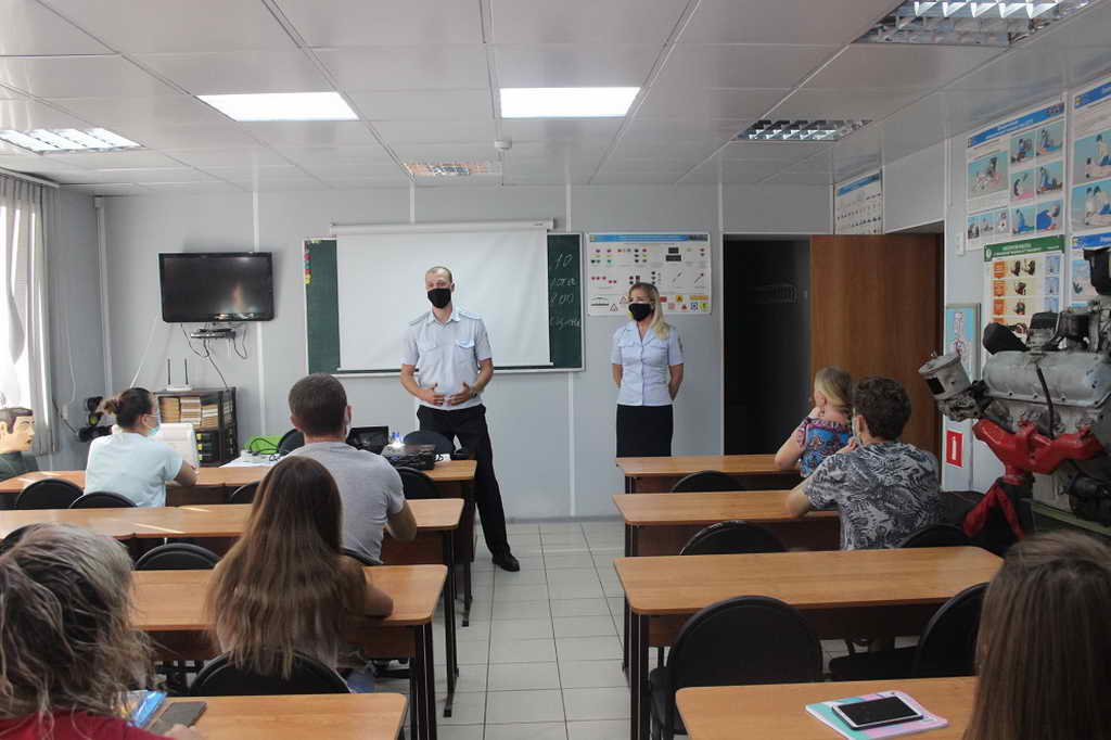 В Новокузнецке инспекторы ГИБДД встретились с учениками автошколы