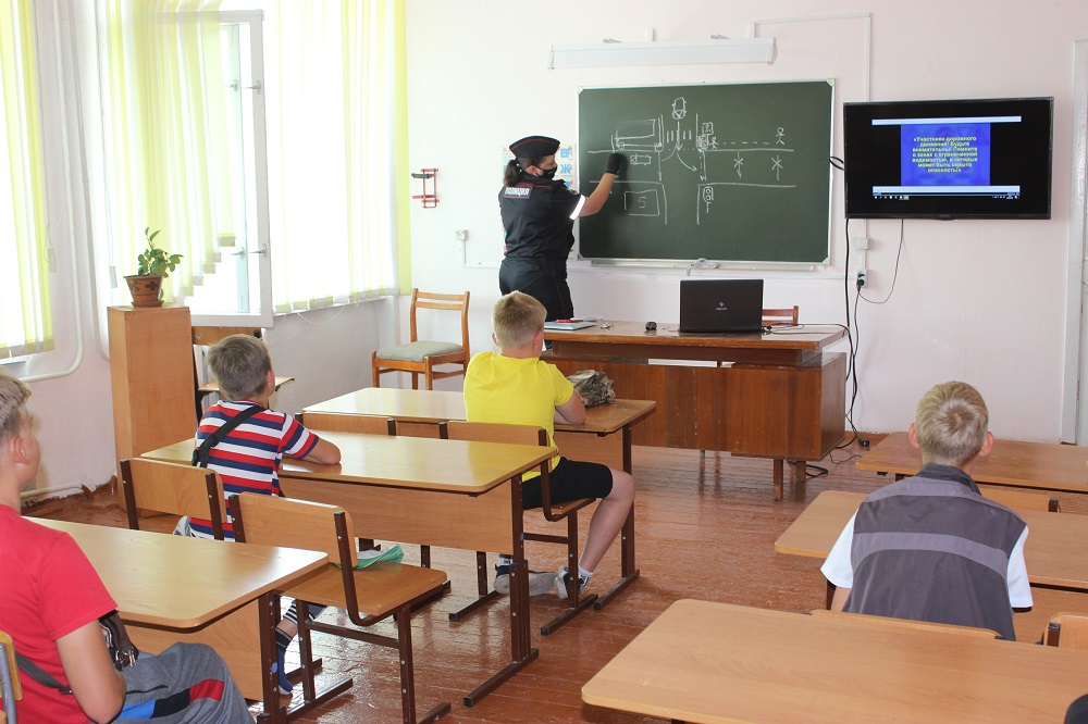 В Топках инспекторы ГИБДД провели занятие для юных воспитанников реабилитационного центра