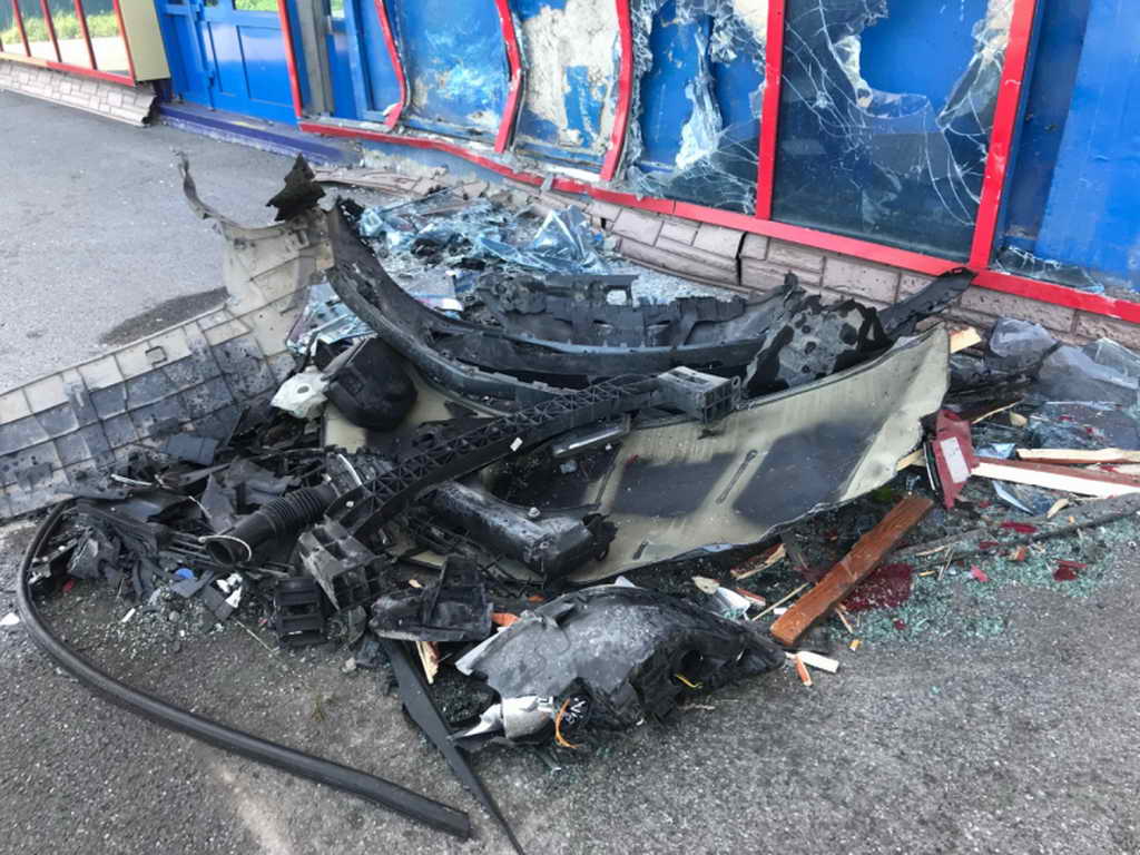 В Ленинске-Кузнецком полицейские проводят проверку в отношении подростка, который угнал машину и врезался в торговый павильон В Ленинске-Кузнецком полицейские проводят проверку в отношении подростка, который угнал машину и врезался в торговый павильон
