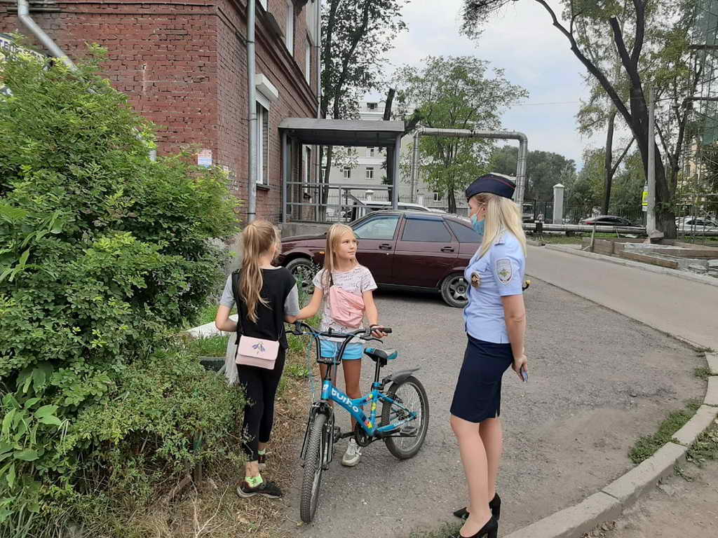 В Новокузнецке инспекторы ГИБДД напомнили юным велосипедистам о соблюдении Правил