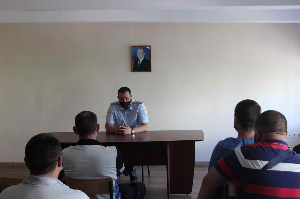 В Новокузнецке инспекторы ГИБДД провели рабочую встречу с водителями такси