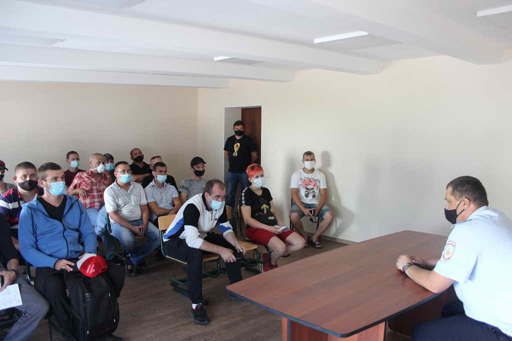 В Новокузнецке инспекторы ГИБДД провели рабочую встречу с водителями такси В Новокузнецке инспекторы ГИБДД провели рабочую встречу с водителями такси