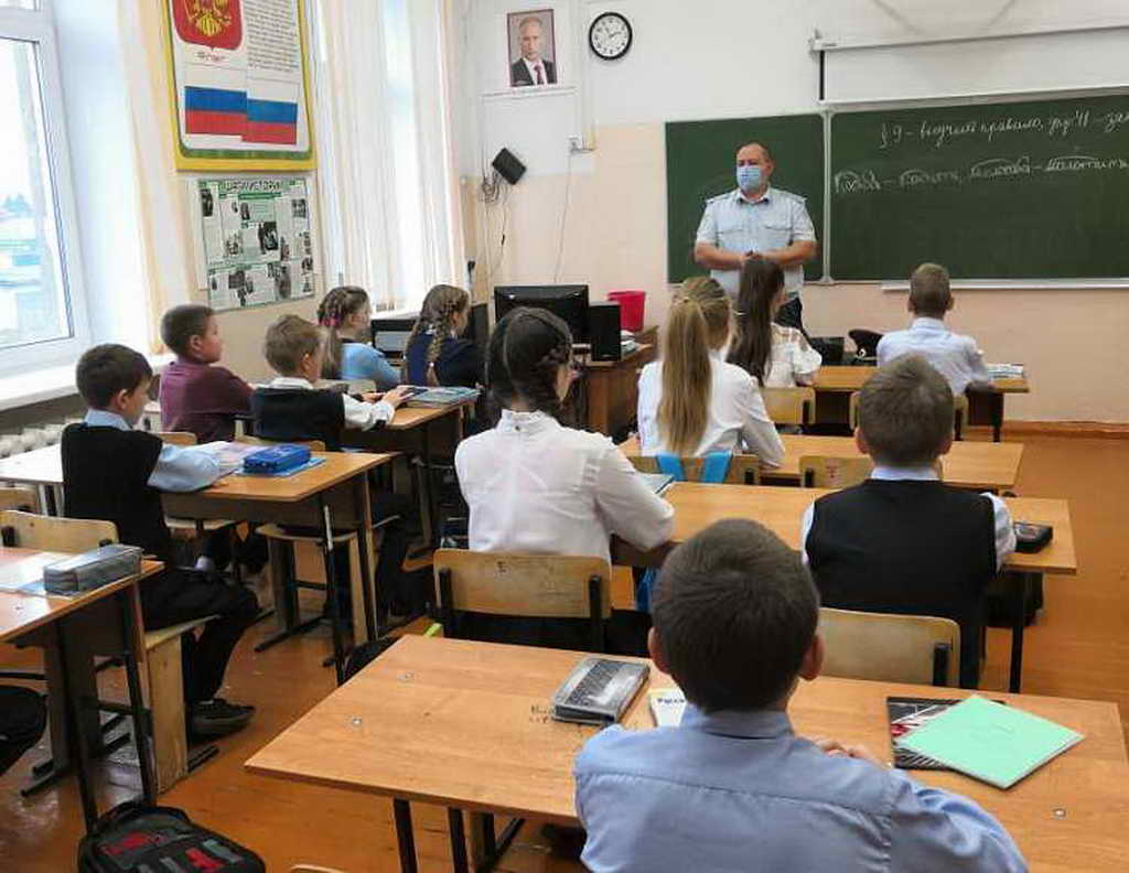 В Юрге инспекторы ГИБДД напомнили школьникам дорожные правила В Юрге инспекторы ГИБДД напомнили школьникам дорожные правила