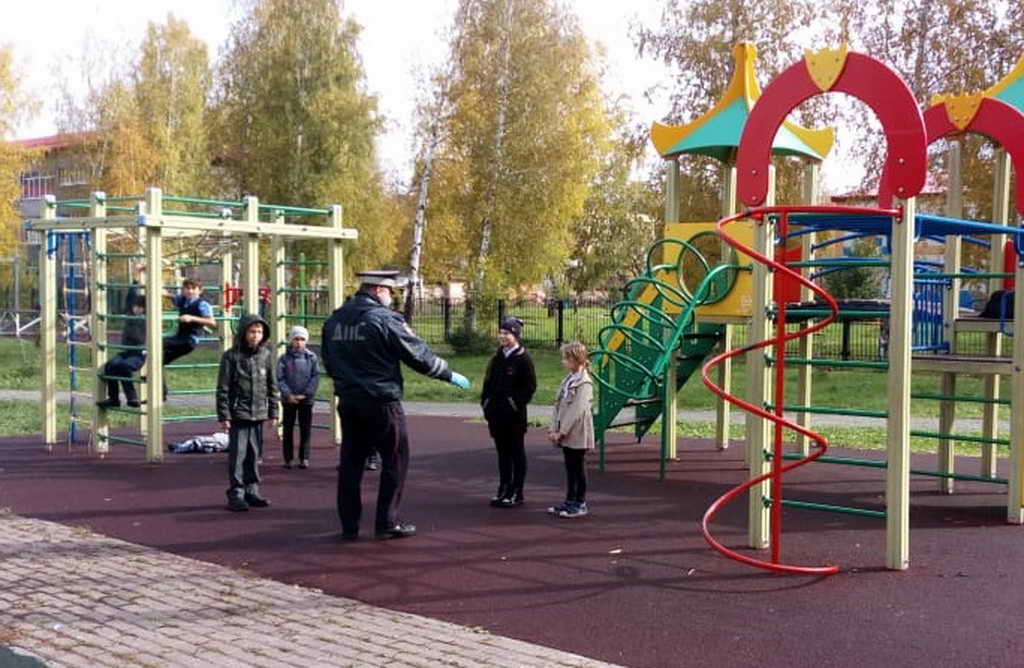 В Междуреченске полицейские провели для юных горожан занятие по ПДД