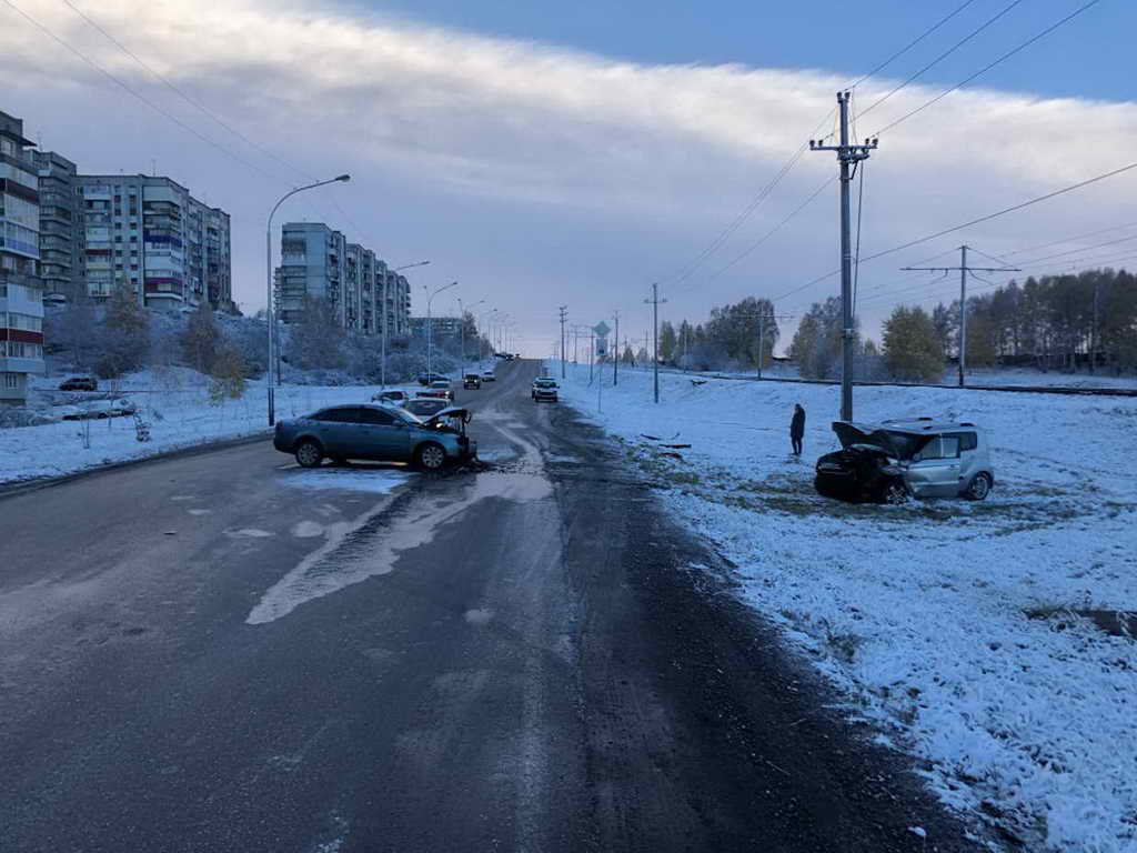 В Прокопьевске полицейские устанавливают обстоятельства ДТП, в результате которого травмированы 4 человека В Прокопьевске полицейские устанавливают обстоятельства ДТП, в результате которого травмированы 4 человека