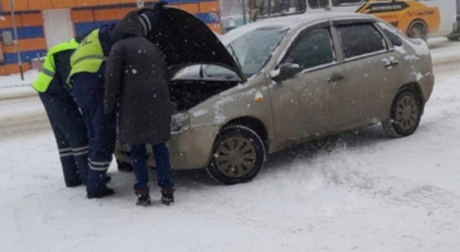 Полицейские Ленинска-Кузнецкого помогли автоледи 