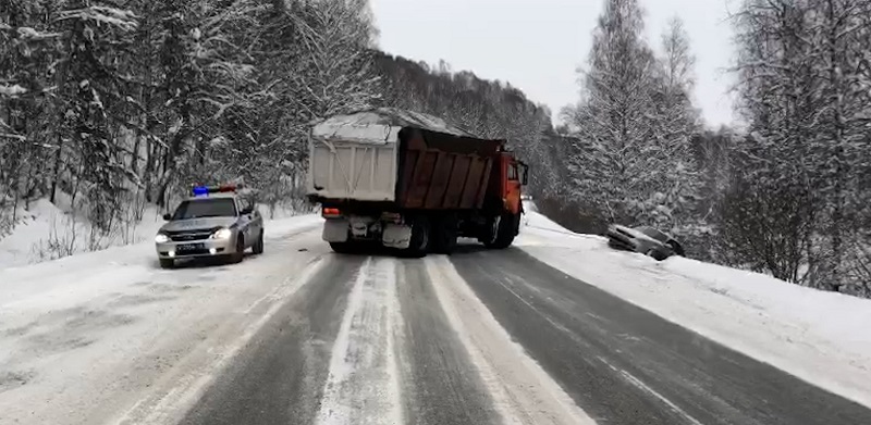 В Новокузнецком районе сотрудники ГИБДД пришли на помощь автомобилистам 
