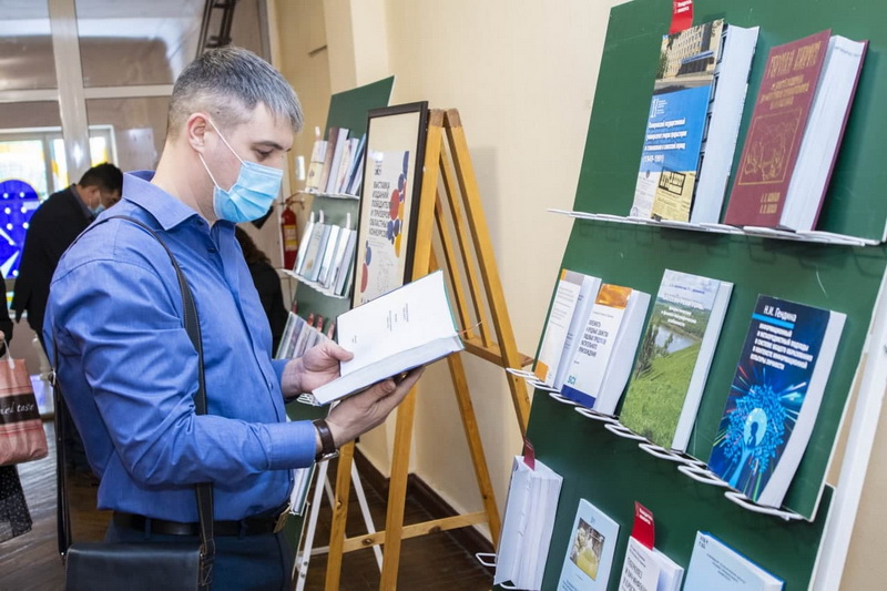 В Кузбассе наградили авторов лучших учебников и монографий 2020 года