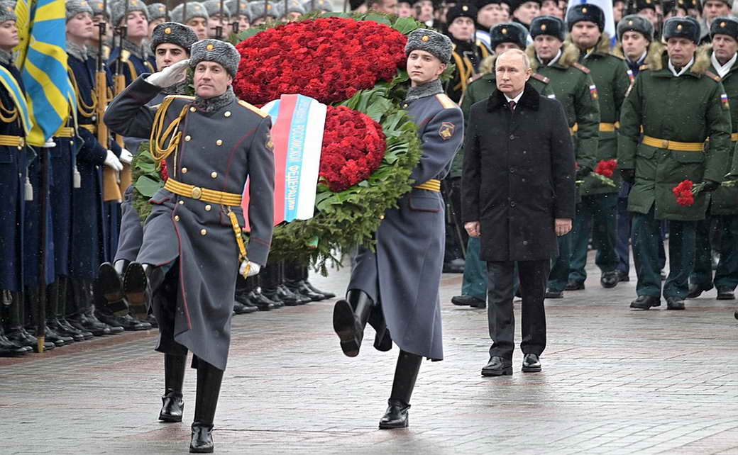 Возложение венка к Могиле Неизвестного Солдата