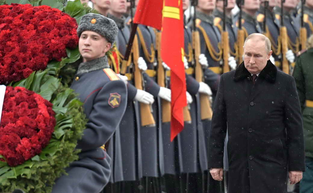 Возложение венка к Могиле Неизвестного Солдата