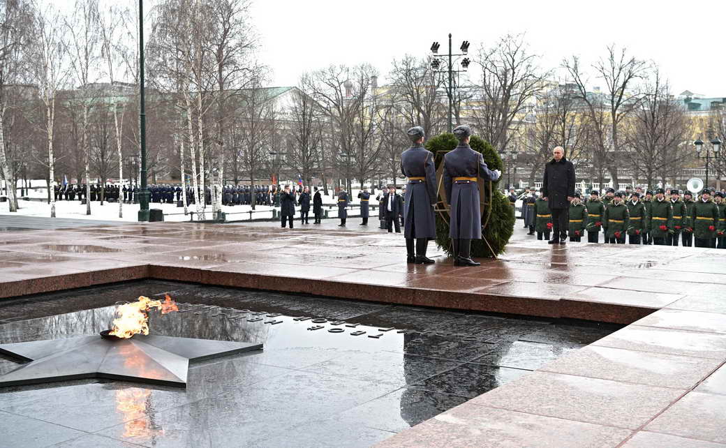 Возложение венка к Могиле Неизвестного Солдата