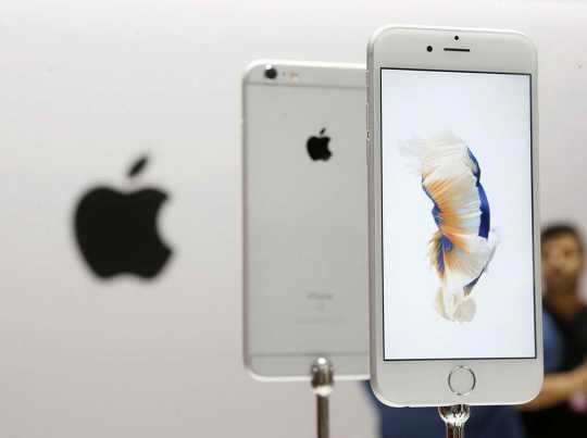 Apple ввела ограничения для России Apple ввела ограничения для России