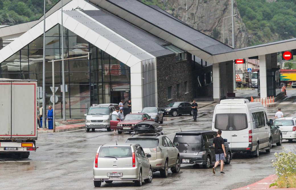 Грузия временно закрыла сухопутную границу с Россией из-за погодных условий