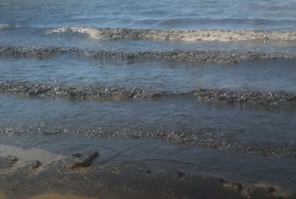 В Анапе почернело море