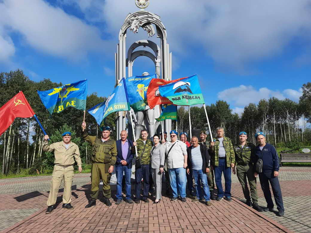 Автопробег в поддержку президента страны и российской армии устроили десантники КуZбасса